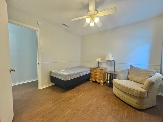 Building Photo - Spacious 3-Bed, 2-Bath Home with Large Sho...