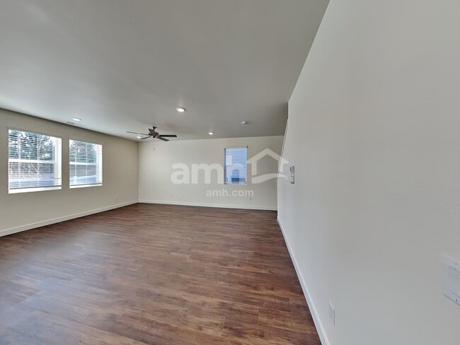 Building Photo - 4808 85th Dr NE