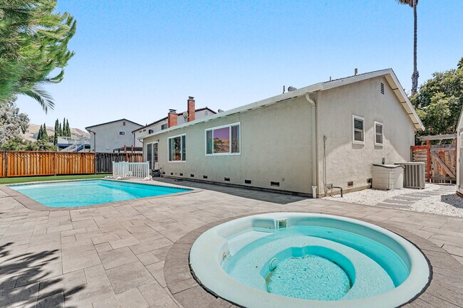Building Photo - 3143 Shriver Dr