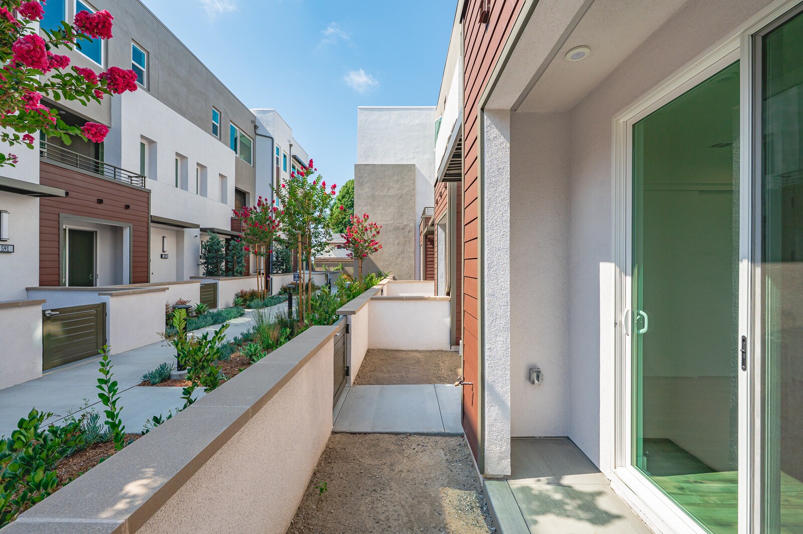 Building Photo - 609 S Lyon St
