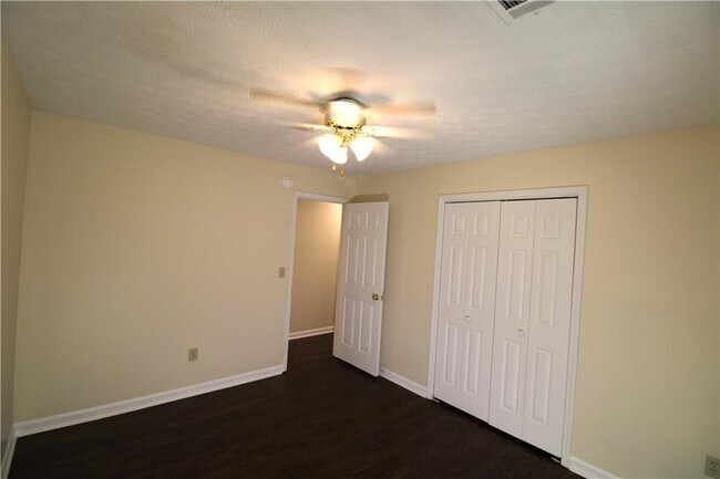 Building Photo - 2320 Ridgedale Dr SW