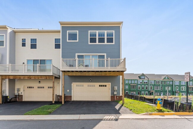 Building Photo - Large 4 bed 3 1/2 bath end unit in sought ...