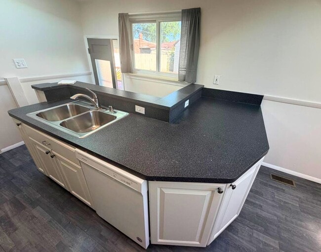 Building Photo - Updated Ranch with New Appliances