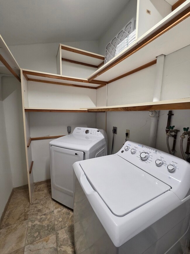 Building Photo - 1008 Macy St