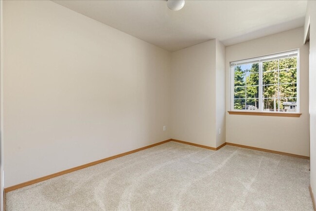 Building Photo - Beautiful Spacious 4 Bedroom 2.75 Bathroom...