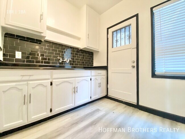 Building Photo - 419 W Los Feliz Rd