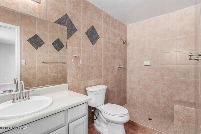 Building Photo - 548 S Country Club Rd