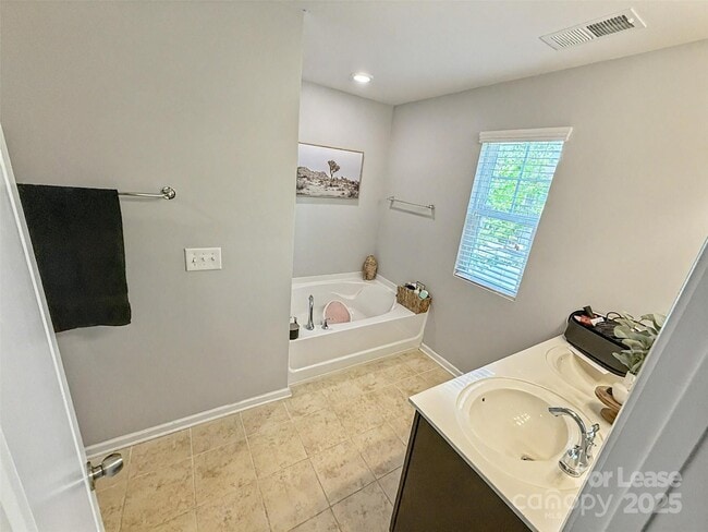 Building Photo - 2752 Sawbridge Ln