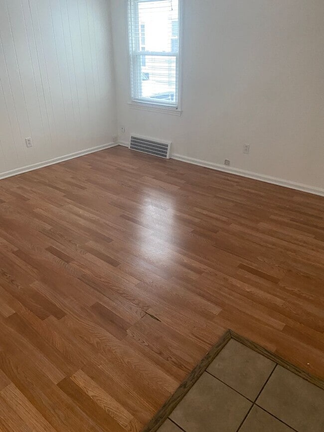 Building Photo - 3 bedroom, 1 bath bungalow with basement and 1 car garage