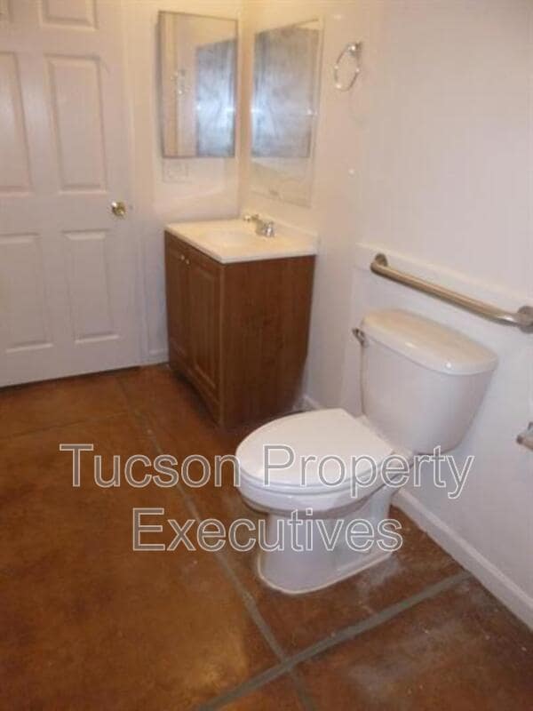 Building Photo - 1412 E 25th St