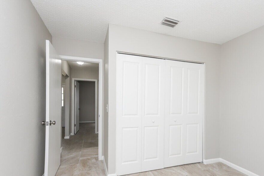 Building Photo - 224 Regal Park Dr