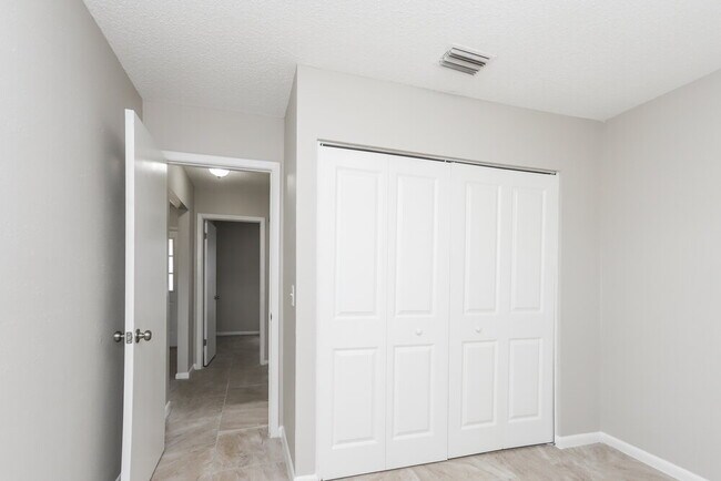 Building Photo - 224 Regal Park Dr