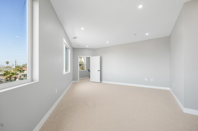 Building Photo - 182 S 66th St