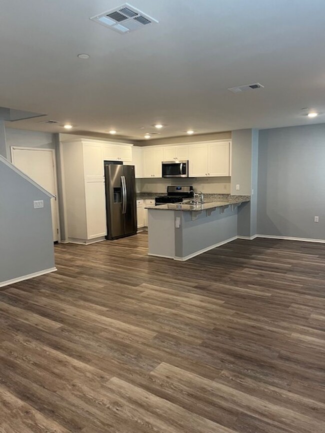 Building Photo - Murrieta Townhome, Downstairs ADA Bed/Bath