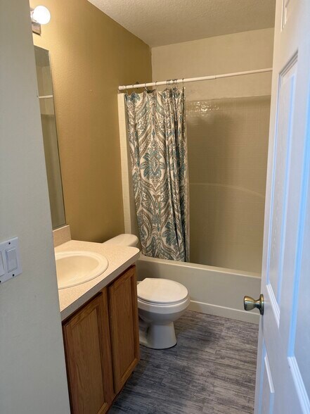 Building Photo - 49 Hemlock Trce