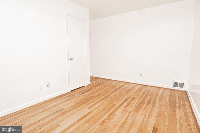 Building Photo - 3242 Holly Hill Dr