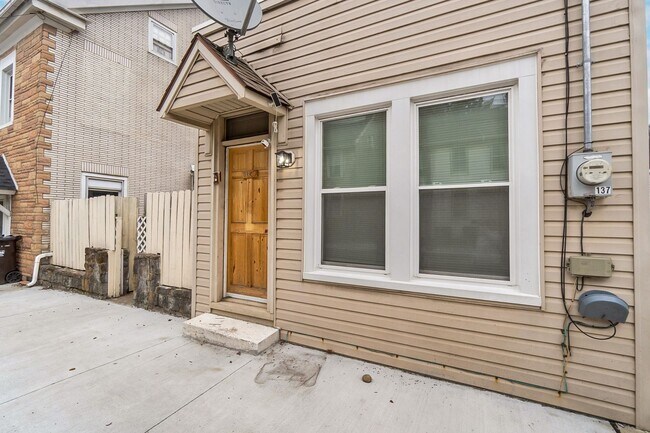 Building Photo - 137-139 Main St