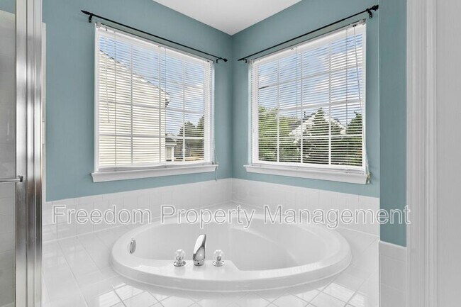 Building Photo - 9140 Worthington Dr