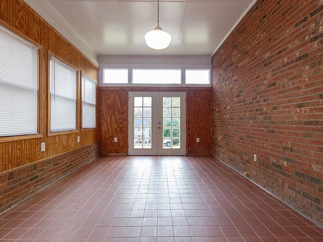 Building Photo - 408 Pineview Dr