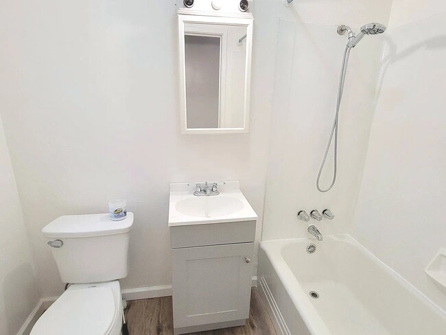 Building Photo - Nice and comfortable home