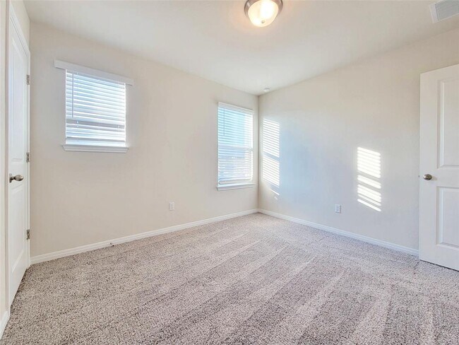 Building Photo - 120 Longmount Cv