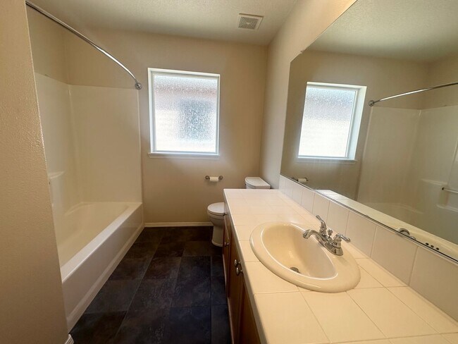 Building Photo - 3 Bedroom Beaverton Home with A/C!