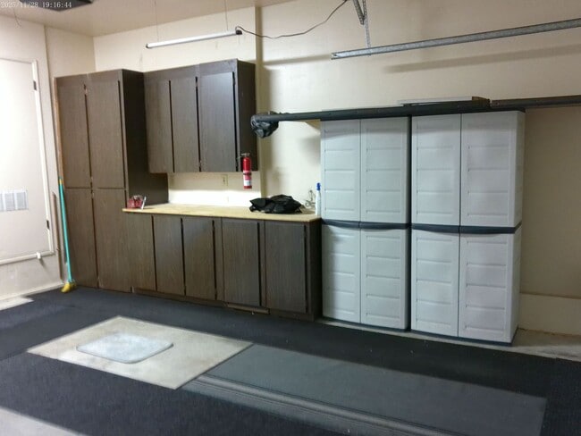 Building Photo - 726 Almond Dr