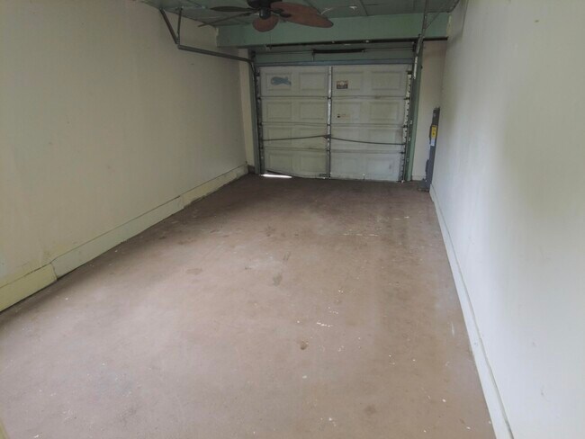 Building Photo - 1204 Linmoor Cir NE