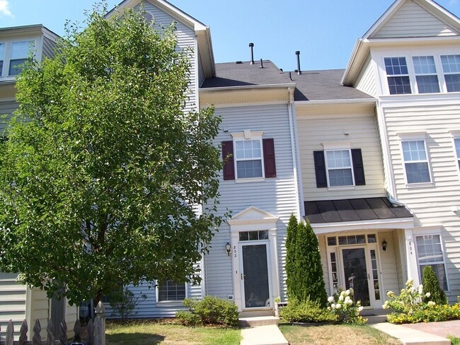 Building Photo - 3 Level Townhome Located in Piney Orchard ...