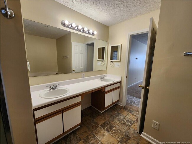 Building Photo - 264 Waterdown Dr