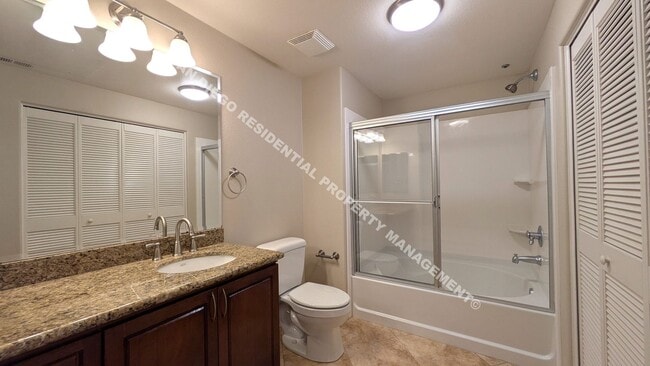 Building Photo - Bright 1 Bed / 1 Bath Condo in Upscale Com...