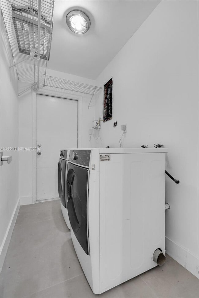 Building Photo - 1293 SW 22nd Ave