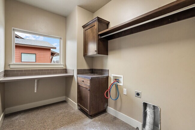 Building Photo - 923 S Lone Willow Ave