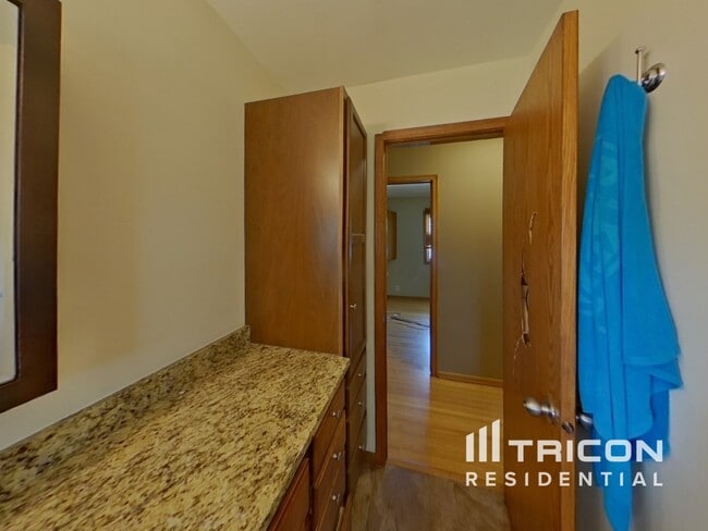 Building Photo - 2660 Roth Pl