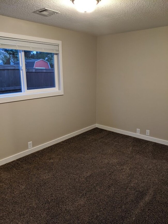 Building Photo - Updated 3bd/2bth Home with Solid Surface F...