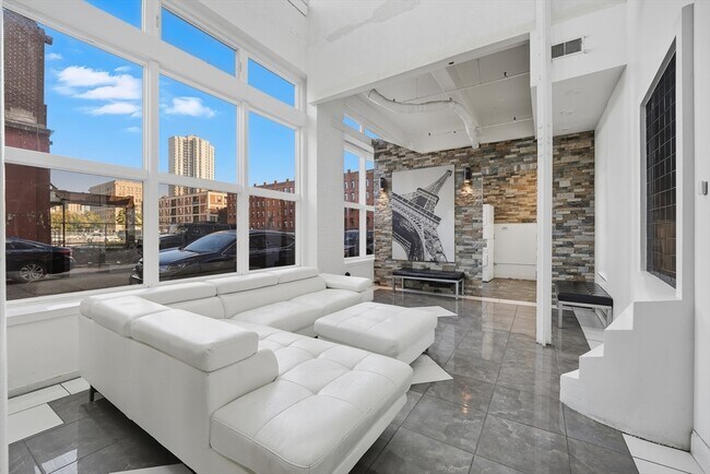 Building Photo - 15 E Park St