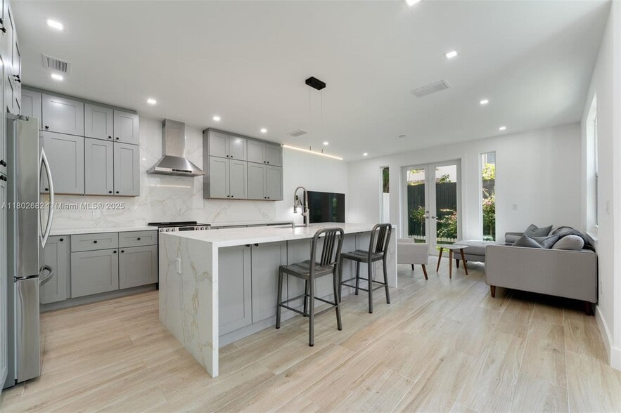 Building Photo - 3125 Paola Dr