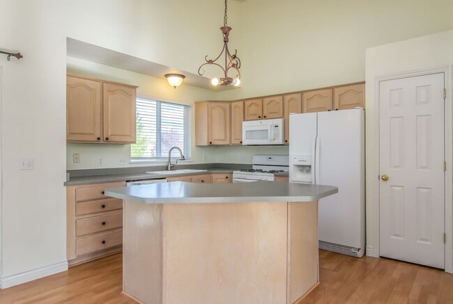 Building Photo - 5 Bedroom Home in Herriman; 2700 sq ft; Open Floor Plan