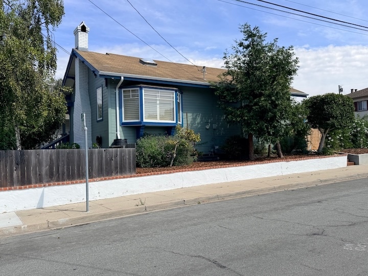 Building Photo - 1104 4th St