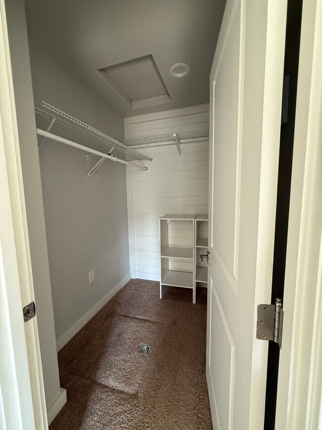Building Photo - Gorgeous Pet Friendly Three Bedroom Lebano...