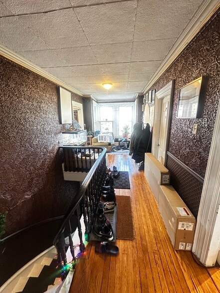 Building Photo - 5 Day St