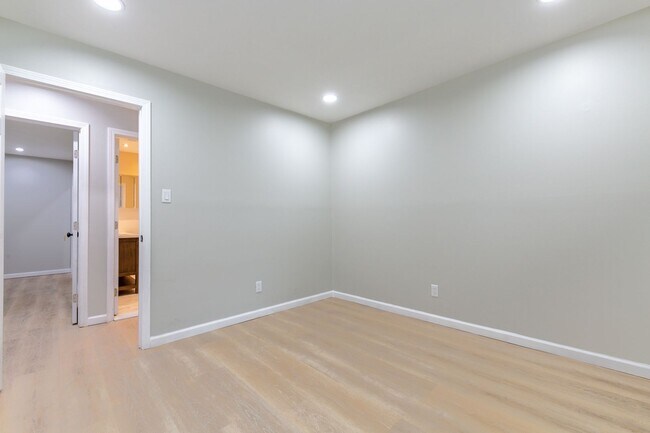 Building Photo - 1000 Rampart Pl