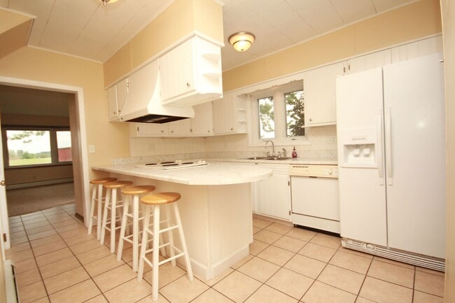 Building Photo - Updated home on 1 acre lot