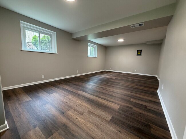 Building Photo - 705 W Fitzhenry Ct