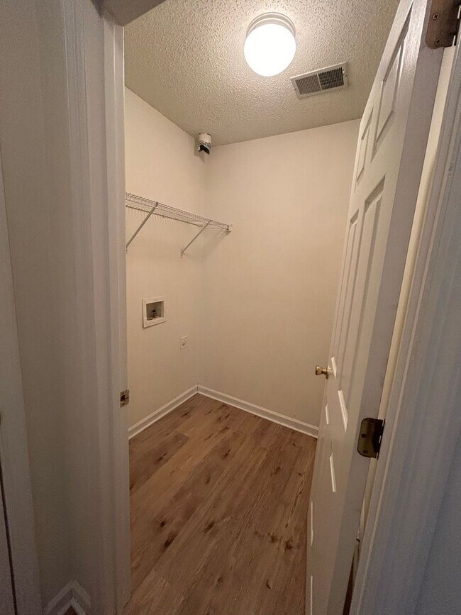 Building Photo - Oak Bluff Townhome