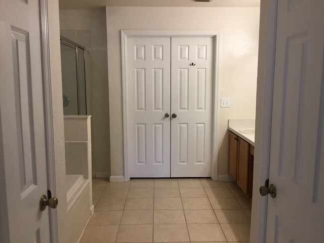 Building Photo - BEAUTIFUL 3 BEDFROOM, ,2.5 BATHROOMS TOWNH...