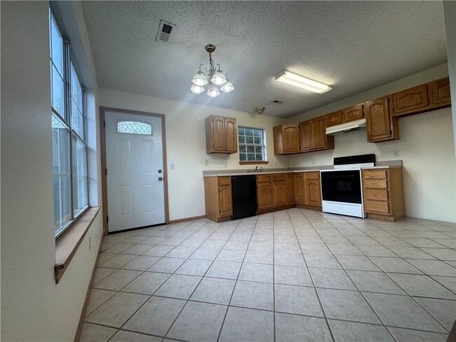 Building Photo - 1502 Cresent Dr
