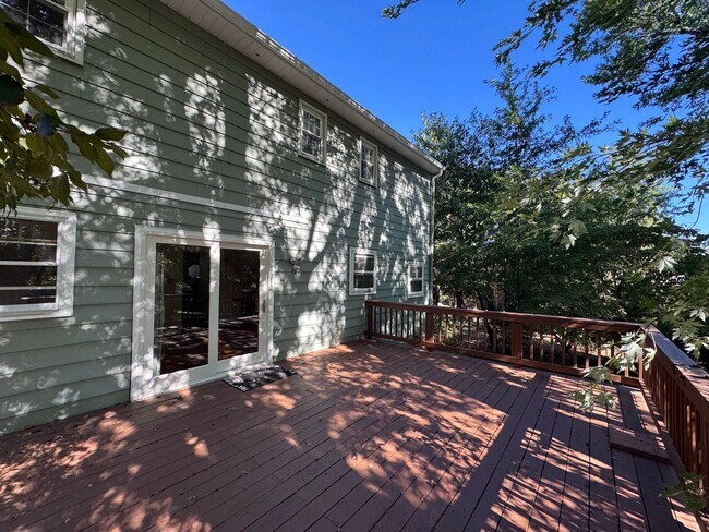 Building Photo - Spacious 4 Bed 2/2 Bath Home with Park-Lik...