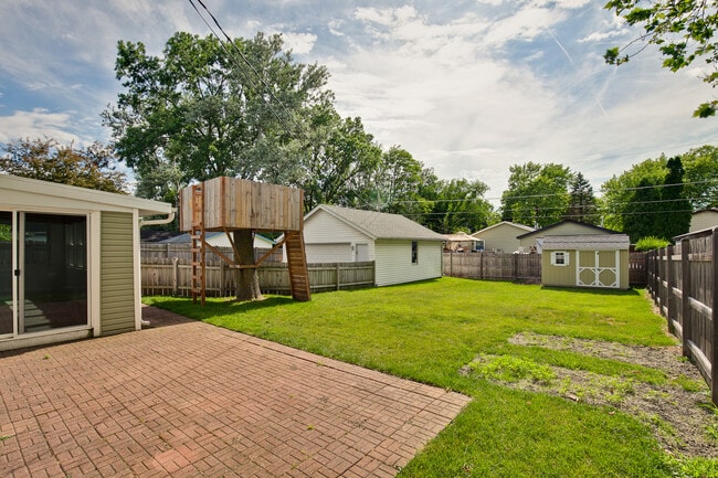 Building Photo - 648 N Greenview Ave