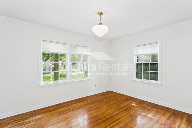 Building Photo - Large 3 bed 2 bath North Riverside Home